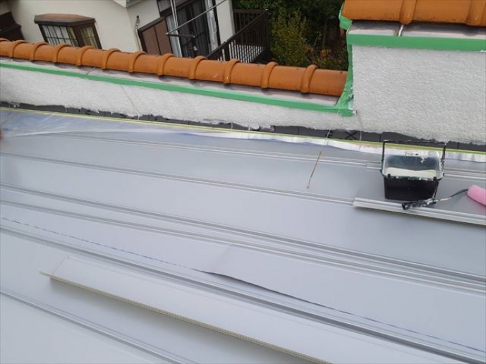 低勾配用金属屋根工事